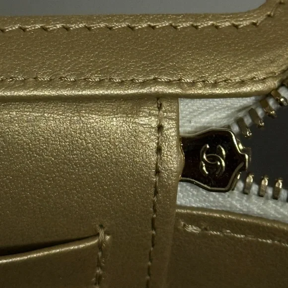 CHANEL Cream Quilted Leather Crossbody Vanity Bag with Gold Chain - Picture 13 of 16